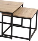 Détail de deux tables basses gigognes avec plateaux en bois et cadres noirs.