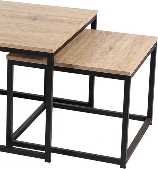 Détail de deux tables basses gigognes avec plateaux en bois et cadres noirs.