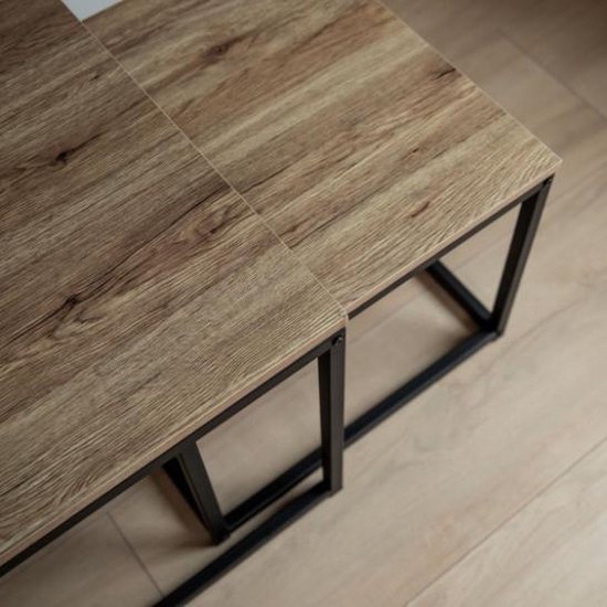 Trois tables basses avec plateau en bois et cadre en métal noir, vues de près.