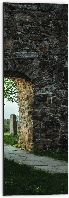 Dibond - Muur - Stenen - Gras - Doorgang - 30x90 cm Foto op Aluminium (Met Ophangsysteem)