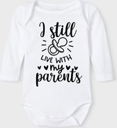 Baby Rompertje met tekst 'I still live with my parents' |Lange mouw l | wit zwart | maat 50/56 | cadeau | Kraamcadeau | Kraamkado