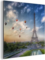Wanddecoratie Metaal - Aluminium Schilderij Industrieel - De Eiffeltoren met op de achtergrond luchtballonnen die in de lucht varen boven Parijs - 50x50 cm - Dibond - Foto op aluminium - Industriële muurdecoratie - Voor de woonkamer/slaapkamer