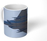 Mok - Een witte straaljager bij een blauwe hemel - 350 ML - Beker