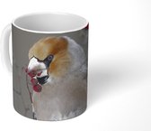 Mok - Kleurrijke appelvink eet een paar rode bessen in een boompje - 350 ML - Beker