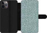 Bookcase Geschikt voor iPhone 11 Pro telefoonhoesje - Stippen - Wit - Groen - Met vakjes - Wallet case met magneetsluiting