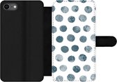 Bookcase Geschikt voor iPhone 7 telefoonhoesje - Stippen - Grijs - Wit - Met vakjes - Wallet case met magneetsluiting
