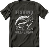 Fishing Has No Age Limit - Vissen T-Shirt | Grijs | Grappig Verjaardag Vis Hobby Cadeau Shirt | Dames - Heren - Unisex | Tshirt Hengelsport Kleding Kado - Donker Grijs - S