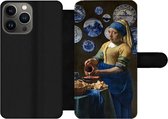 Bookcase Geschikt voor iPhone 13 Pro Max telefoonhoesje - Melkmeisje - Meisje met de parel - Vermeer - Met vakjes - Wallet case met magneetsluiting