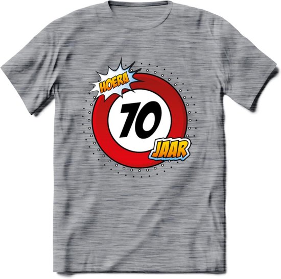 70 Jaar Hoera Verkeersbord T-Shirt | Grappig Verjaardag Cadeau | Dames – Heren | – Donker Grijs – Gemaleerd – L