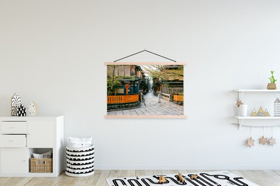 Posterhanger incl. Poster 150x100 cm - Schoolplaat - Tatsumi-kyo de brug over de Shiragawa-rivier in het Japanse Kyoto - Textielposter - Blanke latten