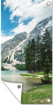 Tuinposter Dennenbomen bij het meer Lago di Braies in Italië - 40x80 cm - Wanddecoratie Buiten - Tuinposter - Tuindoek - Schuttingposter - Tuinschilderij