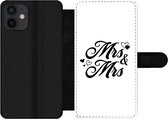 Bookcase Geschikt voor iPhone 12 telefoonhoesje - 'Mrs & Mrs' - Spreuken - Quotes - Trouwen - Met vakjes - Wallet case met magneetsluiting