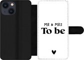 Bookcase Geschikt voor iPhone 13 Mini telefoonhoesje - Quotes - 'Mr & Mrs to be' - Spreuken - Trouwen - Met vakjes - Wallet case met magneetsluiting
