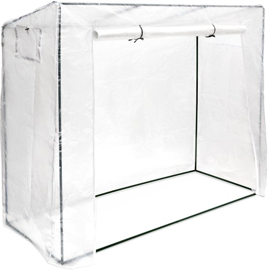 Doorzichtige plastic kas met schuin dak, rolluik en ventilatieopeningen.