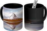 Magische Mok - Foto op Warmte Mok - Reflectie van een besneeuwde Kirkjufell berg in IJsland - 350 ML - Uitdeelcadeautjes