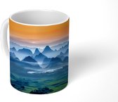 Mok - Landschap met bergen bij zonsondergang - 350 ML - Beker - Uitdeelcadeautjes