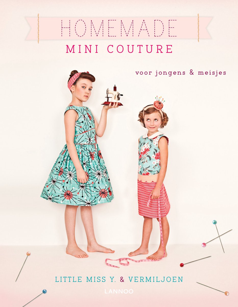 Twee meisjes in vintage-stijl kleding. Links een meisje in jurk met sterrenprint, rechts in top en rok.