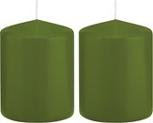 2x Olijfgroene cilinderkaarsen/stompkaarsen 6 x 8 cm 29 branduren - Geurloze kaarsen olijf groen - Woondecoraties