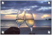 Tuinposter –Twee Wijn Glazen bij het Strand– 150x100 Foto op Tuinposter (wanddecoratie voor buiten en binnen)