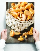 Wandbord: champignons in een rieten mandje op tafel - 30 x 42 cm