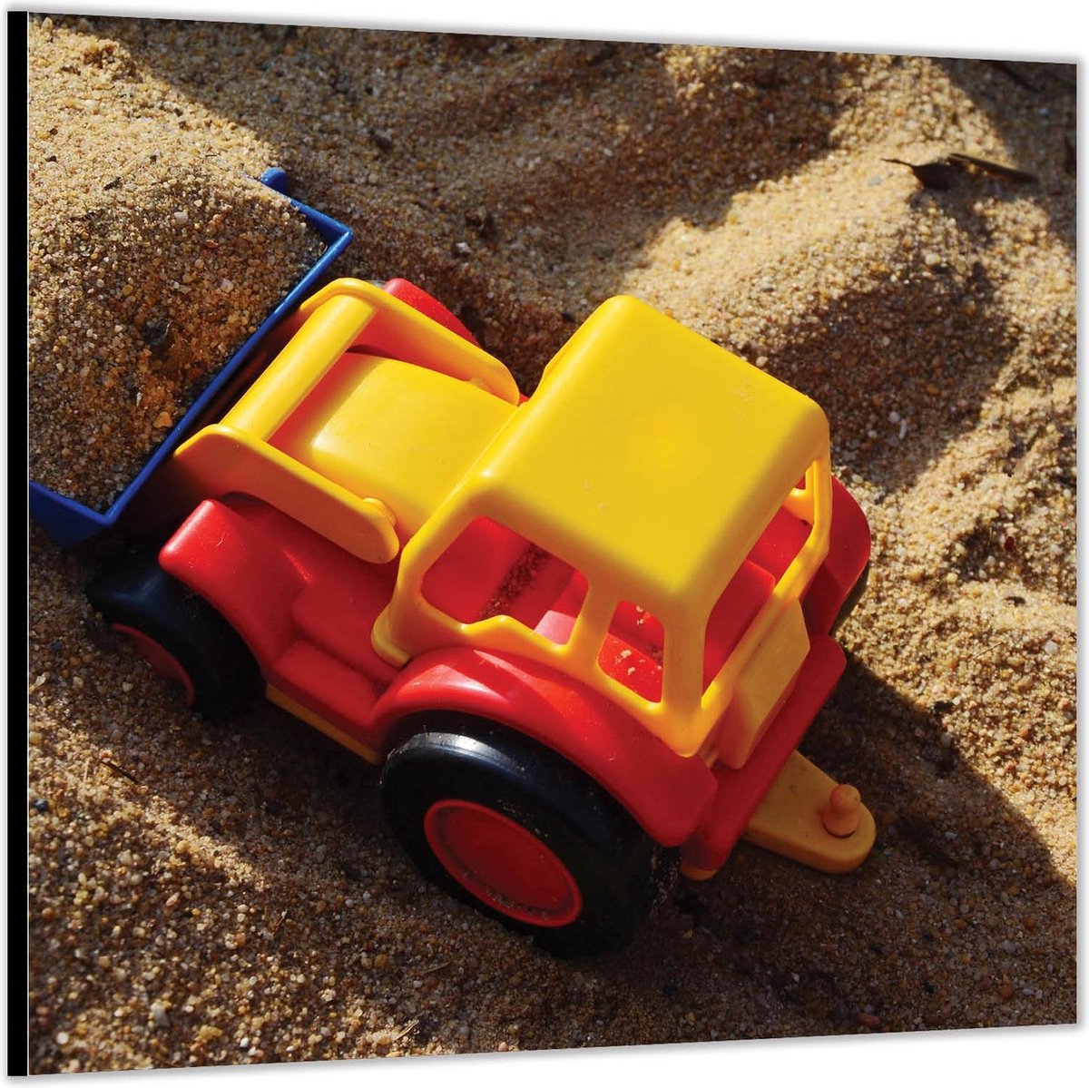 Dibond –Speelgoedgraafauto in het Zand– 50x50 Foto op Aluminium (Wanddecoratie van metaal)