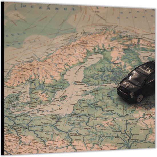 Dibond –Zwarte Speelgoed Auto op Wereldkaart– 100x100 Foto op Aluminium (Met ophang)