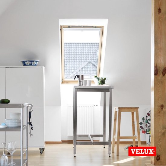 Fenêtre de toit dans une cuisine. Logo VELUX.