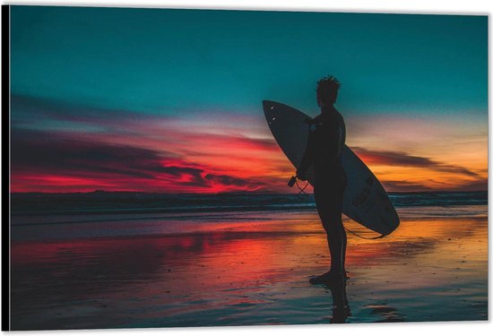 Dibond –Surfer op Strand Zonsondergang-90x60 Foto op Aluminium (Wanddecoratie van metaal)