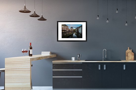 Photo en cadre - Nuages sombres sur les canaux d'Utrecht Cadre photo noir avec passe-partout blanc 60x40 cm - Affiche sous cadre (Décoration murale salon / chambre)