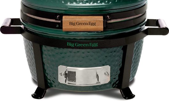 Gedetailleerd beeld van de onderkant van een donkergroene Big Green Egg barbecue met handvatten en pootjes.