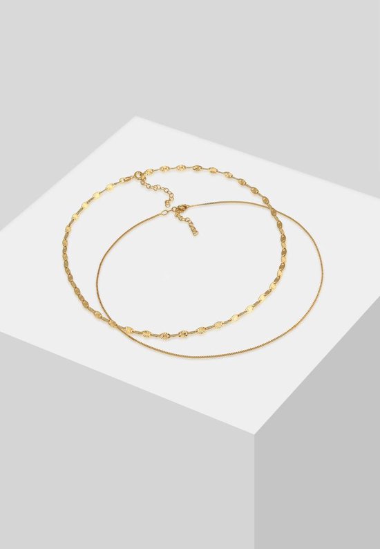 Twee gouden halskettingen, een fijne Venetiaanse ketting en een ketting met platelet schakels, op een witte achtergrond.