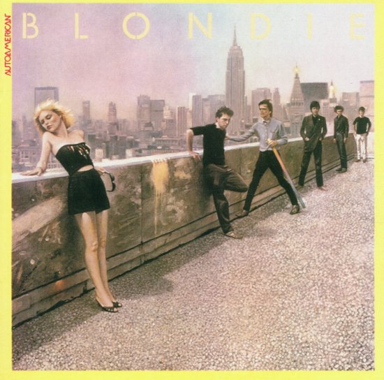 De band Blondie staat op een dak in New York met Debbie Harry vooraan.