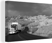 Canvas Schilderij Vrachtwagen rijdt in een schitterende omgeving - zwart wit - 60x40 cm - Wanddecoratie