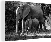Canvas Schilderij Wandelende baby olifant met zijn moeder - zwart wit - 90x60 cm - Wanddecoratie
