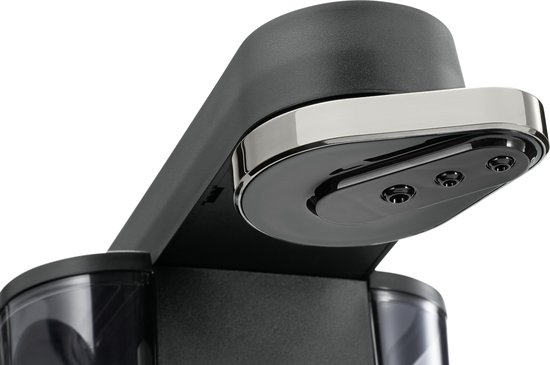 Close-up van het metalen zwenkarm-detail van een zwart koffiezetapparaat met zilverkleurige accenten.