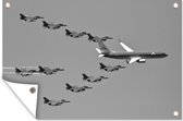Tuinposter - Tuindoek - Tuinposters buiten - Personenvliegtuig met escorte van straaljagers - zwart wit - 120x80 cm - Tuin