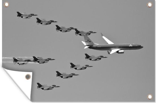 Tuinposter - Tuindoek - Tuinposters buiten - Personenvliegtuig met escorte van straaljagers - zwart wit - 120x80 cm - Tuin