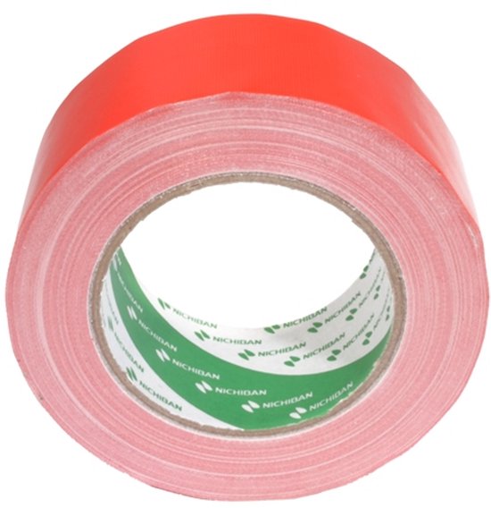 Rode Nichiban gaffertape rol, opgerold met de groene binnenkant zichtbaar.