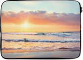 Laptophoes 13 inch - Golven - Zonsondergang - Oceaan - Laptop sleeve - Binnenmaat 32x22,5 cm - Zwarte achterkant