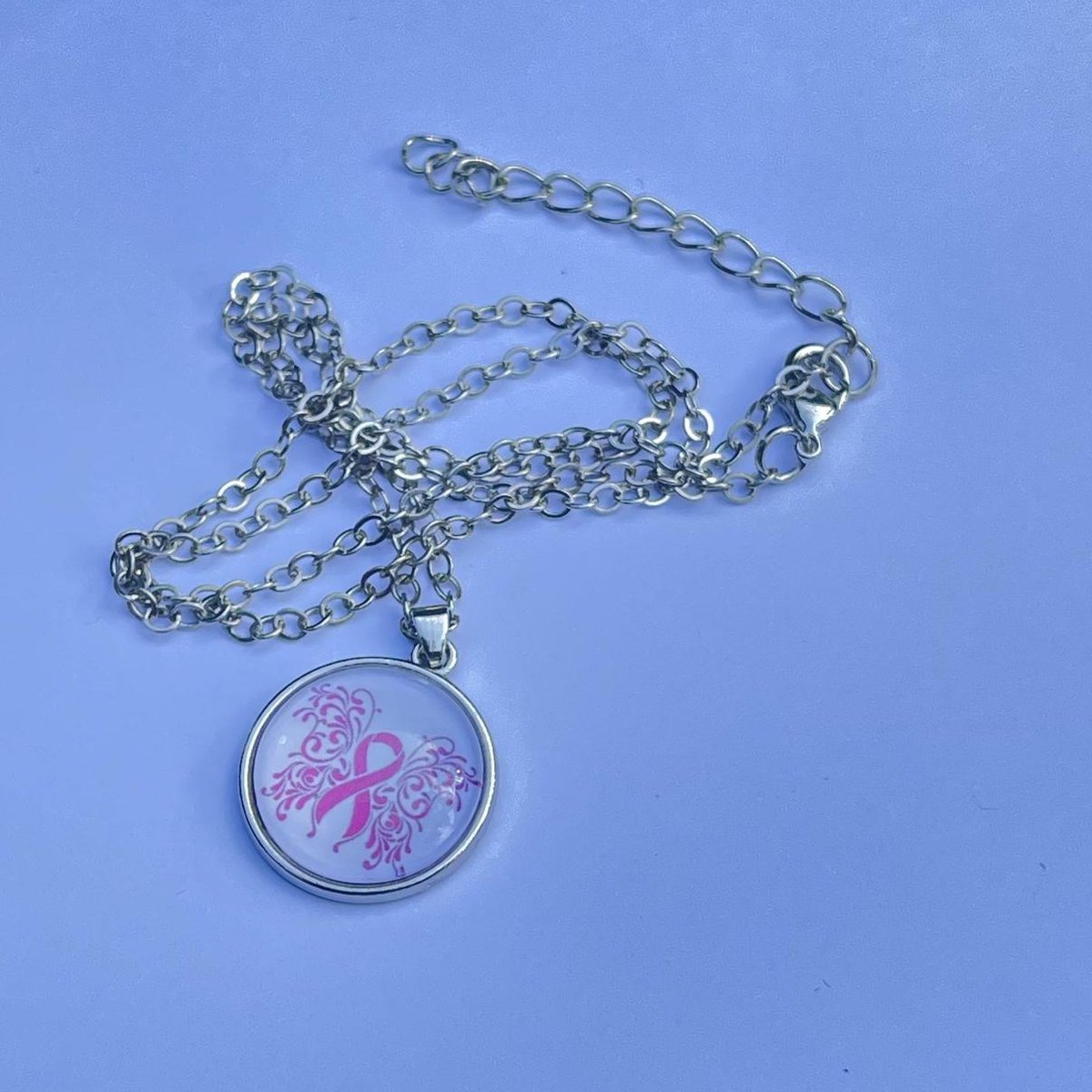 GoedeDoelen.Shop | Ketting Pink Ribbon Hanger | Pink Ribbon Sieraad | Wings of Hope | Statement Ketting | Hope | Wellness-House