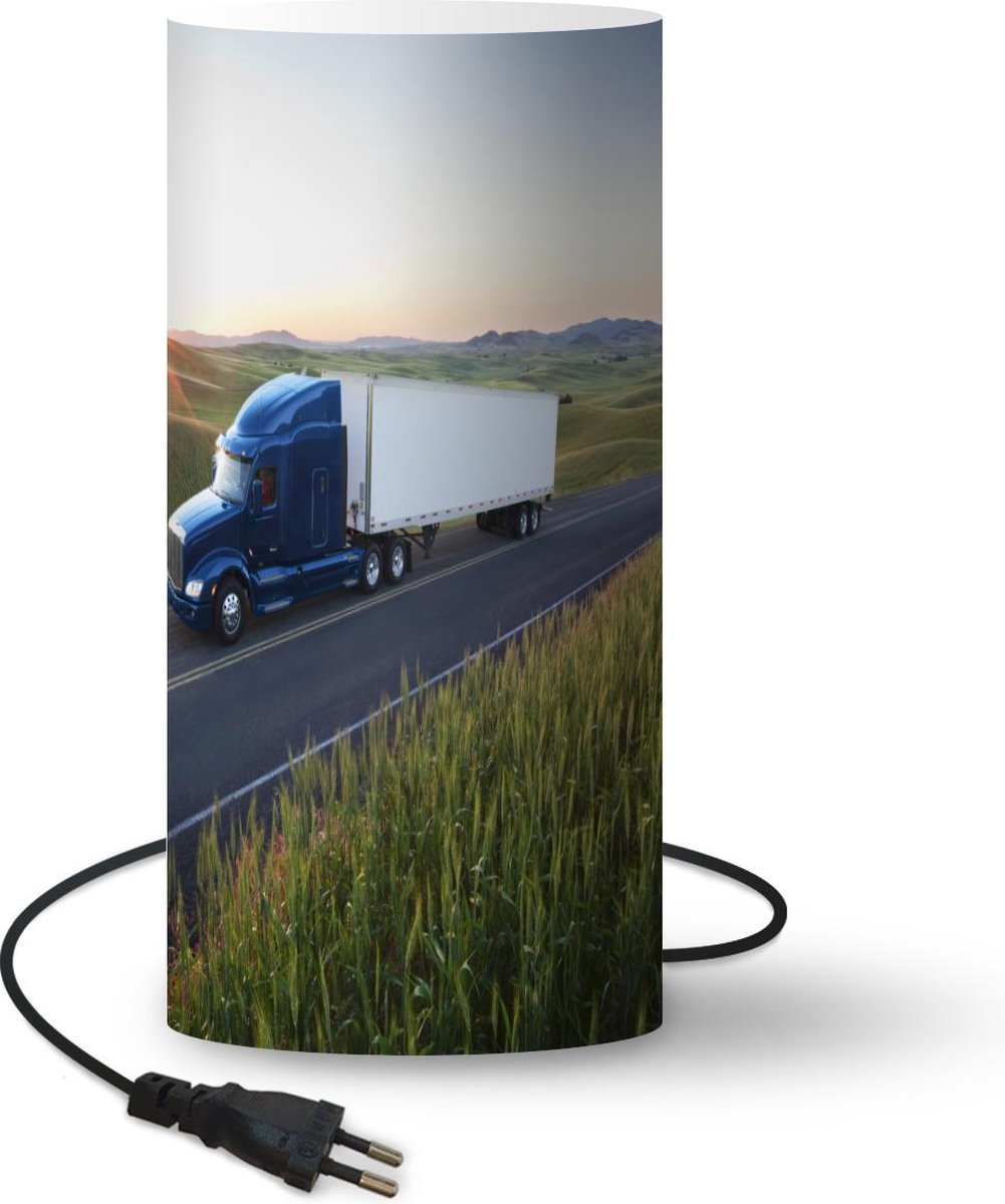 Lamp - Nachtlampje - Tafellamp slaapkamer - Vrachtwagen rijdend in een groene omgeving - 33 cm hoog - Ø15.9 cm - Inclusief LED lamp