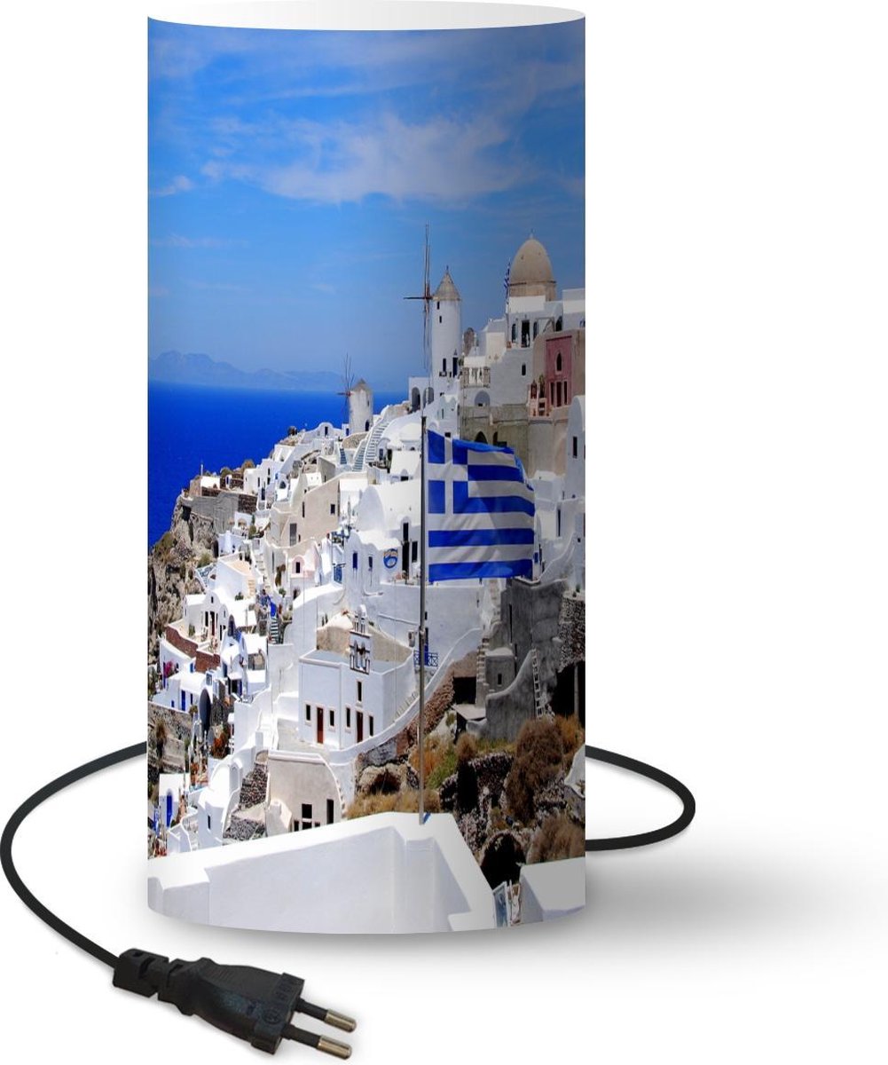 Lamp - Nachtlampje - Tafellamp slaapkamer - Vlag van Griekenland tussen de witte huisjes - 54 cm hoog - Ø24.8 cm - Inclusief LED lamp