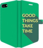 Apple iPhone 8 Telefoonhoesje - Portemonneehoesje  - Met pasjeshouder - Met Quote - Good Things - Groen