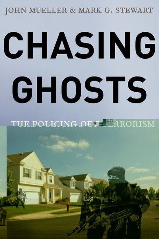 Boekomslag Chasing Ghosts door John Mueller en Mark G. Stewart met een afbeelding van een voorstad en gemaskerde figuren.