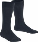 Twee donkerblauwe kniekousen van FALKE met een fijn ribbelpatroon en elastische boord.