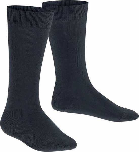 Twee donkerblauwe kniekousen van FALKE met een fijn ribbelpatroon en elastische boord.