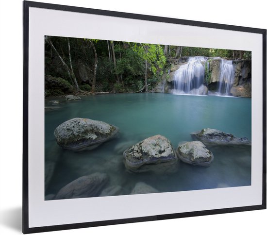 Photo en cadre - Une cascade thaïlandaise près des rochers dans le parc national d'Erawan Cadre photo noir avec passe-partout blanc petit 40x30 cm - Affiche sous cadre (Décoration murale salon / chambre)
