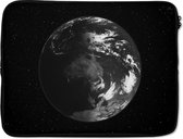 Laptophoes 17 inch 41x32 cm -aarde - Macbook & Laptop sleeve Satelliet weergave van de aarde in zwart wit - Laptop hoes met foto