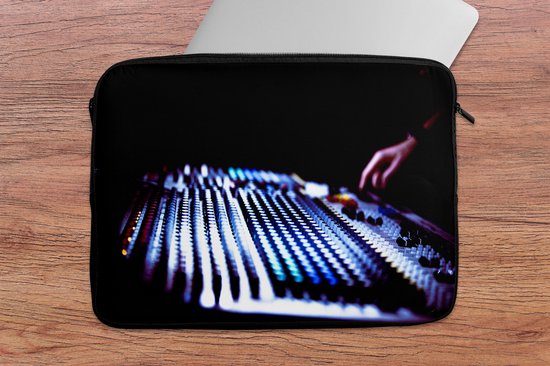 Housse ordinateur 13 pouces 34x24 cm - Console de mixage - Housse Macbook & Laptop Console de mixage dans le noir - Housse ordinateur portable avec photo