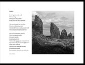 Acacia – Menhirs 1 – maçonniek gedicht in fotolijst zwart aluminium 30 x 40 cm
